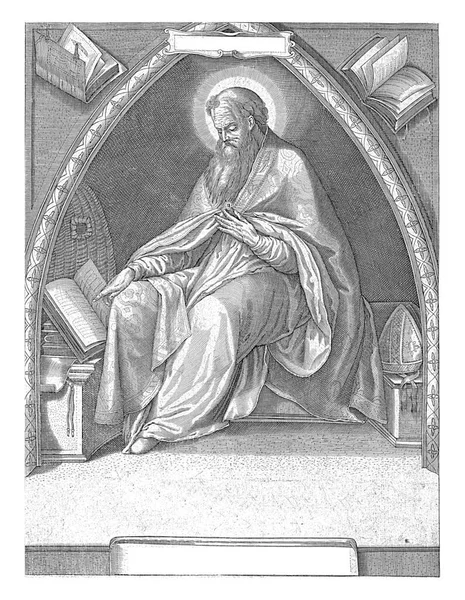 米兰的教父和主教圣安布罗斯坐在一个教堂的地下室里 他穿着主教的斗篷 他的手套躺在他旁边的长椅上 翻阅一本书 — 图库照片