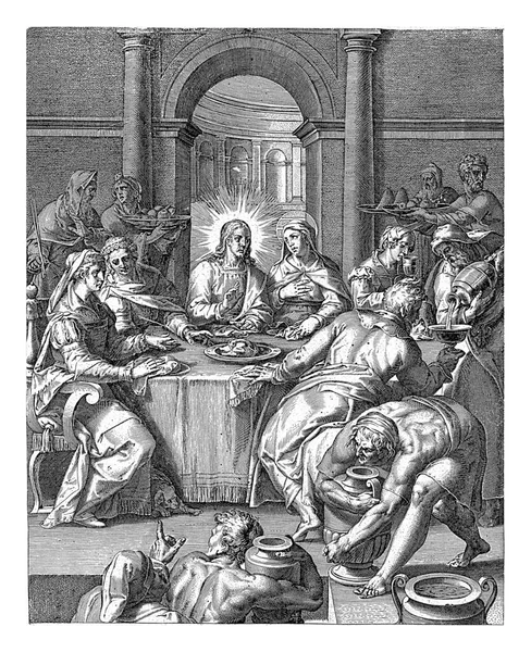 耶稣和玛利亚坐在他旁边的桌子旁 左边是两个女人 右边是一个喝杯子的女人 在前景展望中 酒罐是从地窖里拿来的 — 图库照片