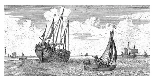一艘邮轮停泊在默兹河岸边抛锚 在前面有一艘鲱鱼驳船 — 图库照片