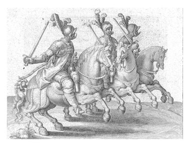 At sırtında üç zırhlı adam, sağa doğru at sürüyorlar, her biri sağ elinde bir kılıç taşıyor..