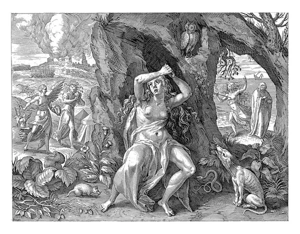 一个半裸的年轻女人坐在一个山洞前面 她是悲伤的化身 双手交叉 在中间的左边 计划着一个头戴蛇头的女人吃着一颗心 — 图库照片