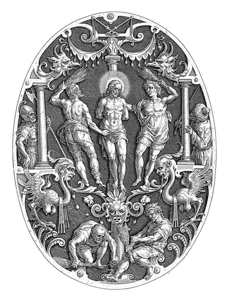 柱に裸で結びつけられたキリストは兵士達によって鞭打たれています 飾り付きの楕円形の立っている 前景に二人の兵士が棒を作る — ストック写真