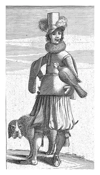 穿着华丽的猎鹰 手臂上有猎鹰 右手放在侧面 在他身后有一只猎狗 用猎鹰的四个系列指纹中的第一个指纹 — 图库照片