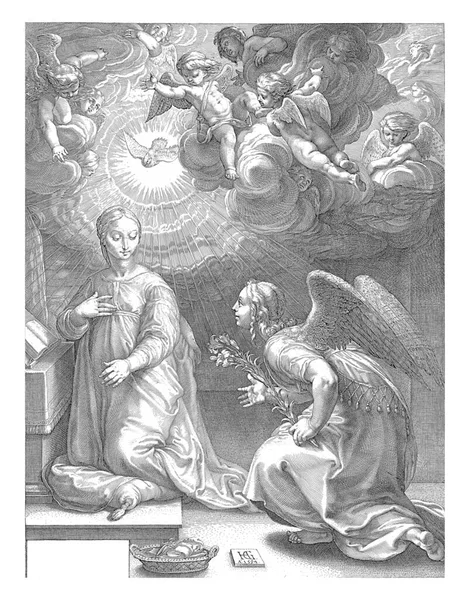 天使ガブリエルは 説教者によってひざまずいているマリアへのキリストの誕生を発表します 天使に囲まれた天国から鳩が降りてくる 演奏の左下にはラテン語での割り当てがあります — ストック写真