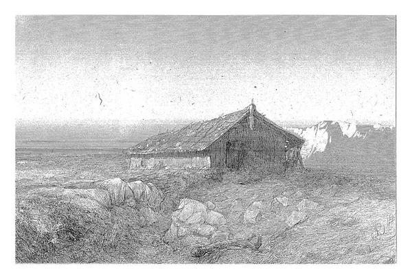 岩のある平野には大きな小屋がある 山が背景にある — ストック写真