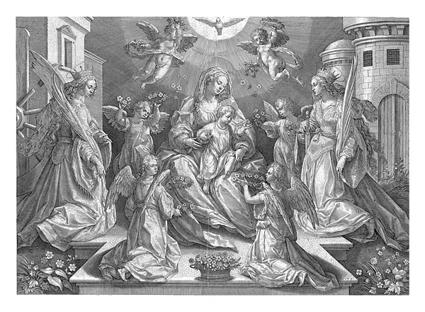 圣母玛利亚 基督的孩子在她的膝盖中间 她旁边的两个天使带着花 两个跪在她面前的天使 献上她的花环 — 图库照片