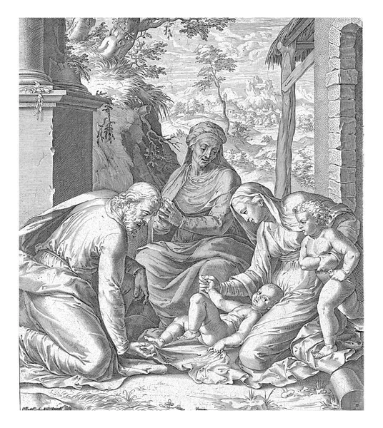 玛丽和约瑟夫坐在马厩前的地板上 孩子躺在一块布上 玛丽把施洗约翰抱在怀里 安娜坐在约瑟夫和玛丽的中间 双手交叉着 — 图库照片