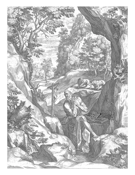 ヒエロニムスは風景の中で十字架の前で祈り 彼の本と頭蓋骨の隣で祈りました 背景に2頭のライオン — ストック写真