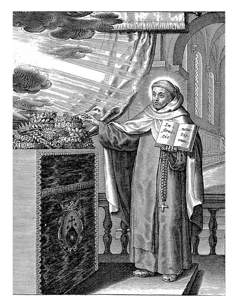 作家のジョアン ジェス マリアは 王冠で覆われた祭壇の前で開かれた本を手に立っている カルメル会の紋章が祭壇布に描かれている — ストック写真
