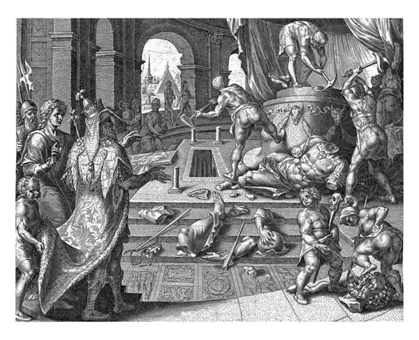 赛勒斯国王看着人们把贝尔神的雕像摔成碎片 现在可以看到圣殿秘密入口的入口 那里曾经是有食物的餐桌 — 图库照片