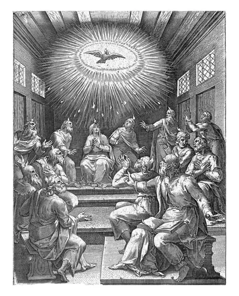 使徒和玛丽坐在一间有木制天花板的长方形房间里 他们头顶上方是一阵火热的舌头和圣灵 形似一只在光晕中的鸽子 — 图库照片