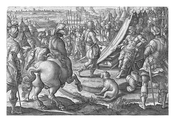 ジョバンニ メディチは軍の宿営地で王のテントの前に座っているフランシス1世に接近する 手前に馬と犬 奥に火城がある — ストック写真