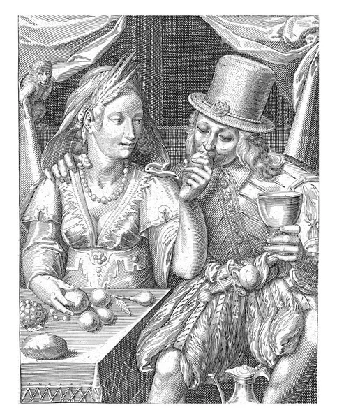 一个年轻的女人让一个年轻的男人品尝她放在她面前桌子上的水果 两个人都穿得很好 那个人在窃窃私语 — 图库照片
