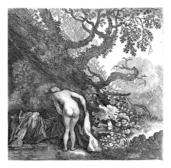 Una Mujer Desnuda Borde Lago Del Bosque Inclina Sobre Ropa — Foto de Stock