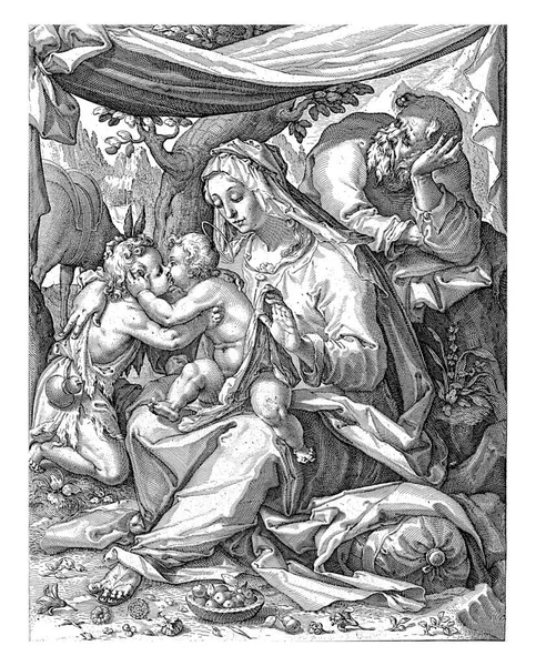 マリアとヨセフは二本の木の間に広がるタルパウロの下に日陰に座っている メアリーは子宮の中でキリストを持っており 洗礼者ヨハネは彼女の横でひざまずき 子供にキスをします — ストック写真
