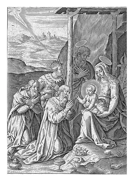 在一片风景中 圣母玛利亚坐在倾斜的下面 耶稣的孩子坐在她的腿上 约瑟夫站在她旁边 两臂交叉在胸前 牛和驴在她后面 — 图库照片