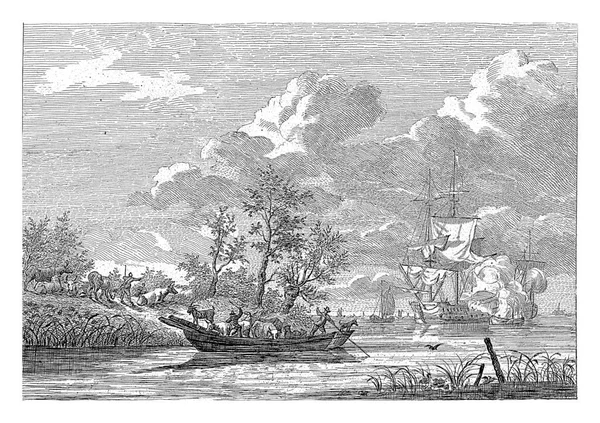 在前景的驳船与牛和两个人物 左边是5头奶牛和2名男子 背景中可以看到一些船 — 图库照片