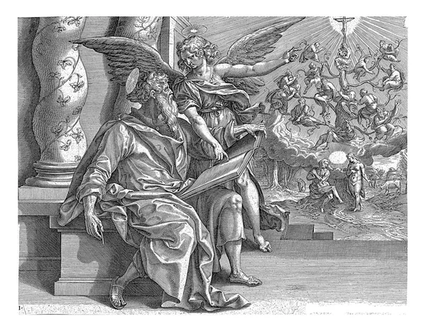 福音传道者马修写下了他的福音 它坐落在一对扭曲的柱子的底部 天使站在他旁边 在背景中 亚当和夏娃在耶西之树的脚下 图库图片