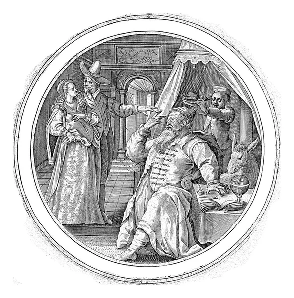 一位七十岁的老人 Crispijn Van Passe 1574 1637一位戴眼镜的老人坐在一张桌子旁边 桌子上有一个地球仪 一本书和一些书写用具 免版税图库照片
