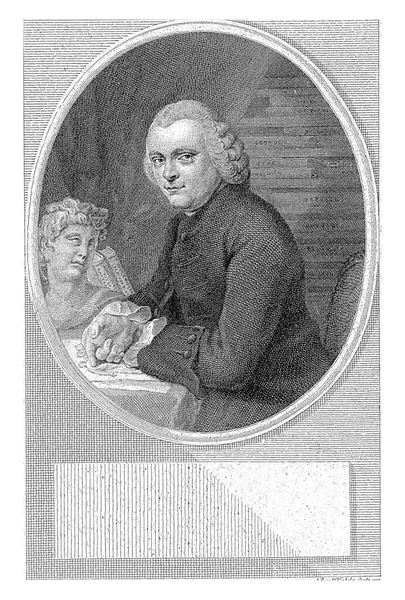 科内里斯 安斯特尔的画像 Reinier Vinkeles 继1799年雅各布斯 布斯之后 版画家兼绘图家科内里斯 安斯特尔的画像 坐在桌子旁边 桌上有雕刻的半身像 图库照片