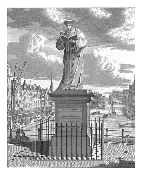 位于鹿特丹一座基座上的德斯德里克斯 伊拉斯谟雕像 左边是一个有活动的码头 船上的水 这座雕像由Hendrick Keyser设计 1622年安放在Grotemarkt桥上 免版税图库照片