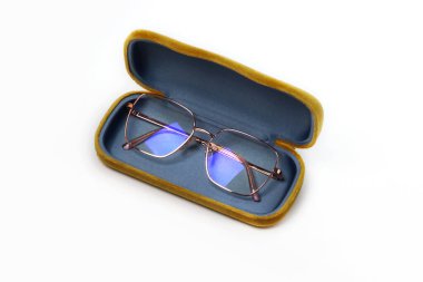 Beyaz arka plandaki bir çantada reçeteli gözlük