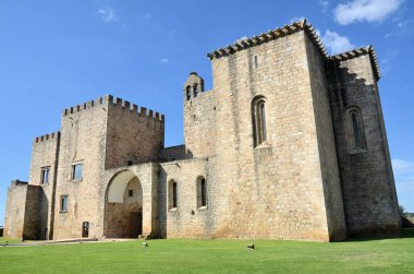 Korunmuş ortaçağ kalesi bir otele dönüştürülmüş.