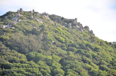 Dağın tepesindeki ortaçağ kalesi.