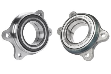 Tekerlek merkezi. Beyaz izole arkaplanda topları olan gümüş bilye. Endüstriyel yön. Top taşıyıcı beyaz üzerine izole edildi. Paslanmaz metal silindir. Tekerlek merkezli yedek parçalar