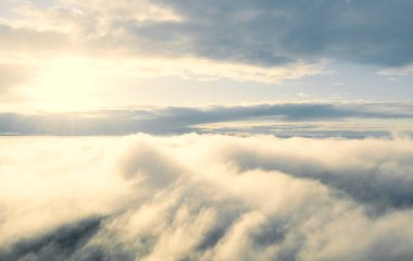 Mavi gökyüzünde hava manzaralı beyaz bulutlar. İnsansız hava aracı görüntüsü. Hava görüntüsü bulutlu doku arka planı. Bulutların dokusu. Yukarıdan bak. Panorama bulutları arkaplanı