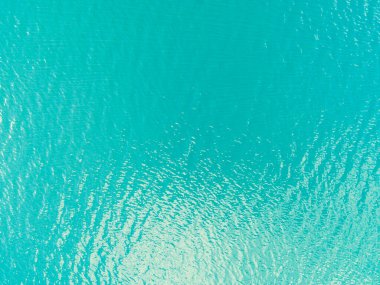 Berrak deniz su doku hava görünümünü. Doğal mavi arka plan yukarıda görüntüleyin. Tropikal plaj turkuaz dalgalanma su yansıması. Dalga mavi okyanus. Yaz deniz. Dron. Üstten görünüm