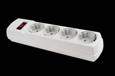 Elektrik genişleticisi izole edildi. Dalgalanma koruyucusu siyah arkaplanda izole edilmiş. Siyah arkaplandaki elektrik şeridine yakın çekim. Güç dalgalanması izole edildi. Ev gerilimi koruyucusu