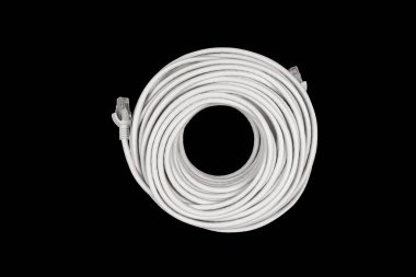 İnternet veri kablosu siyah arkaplanda izole edildi. Kablo yama kablosu. İnternet kablosu siyahtan izole edilmiş. Ethernet kablosu. Ağ kablosu