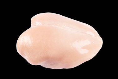 Çiğ tavuk göğsü filetosu siyah arka planda izole edilmiş. Taze pişmemiş tavuk göğsü izole edilmiş.. 