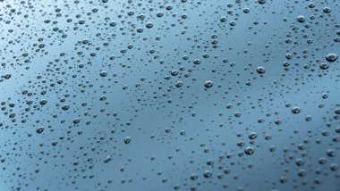 Su damlaları arka plan. Metalik yüzeyde parlak su damlaları. 