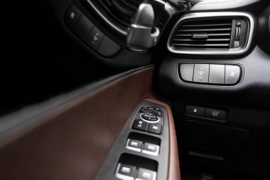 Lüks modern arabanın havalandırma güvertesi. Modern arabanın içi kırmızı deri. Doğal karbon paneli. Deri yırtılmış. Arabanın içi..