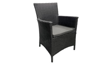 Beyaz arka planda izole edilmiş açık hava rattan koltuğu. Hasır sandalye. Rattan sandalyesi izole edildi. 