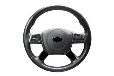 Modern araba iç mimarisi. Beyaz arka planda izole edilmiş medya telefon kontrol düğmeleri olan direksiyon. Arabanın iç detayları. Direksiyon beyaz arkaplanda izole edildi