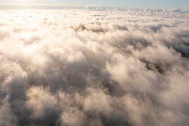 Mavi gökyüzünde hava manzaralı beyaz bulutlar. İnsansız hava aracı görüntüsü. Üst hava manzarası bulutlu. Bulutların dokusu. Yukarıdan bak. Panorama gökyüzü