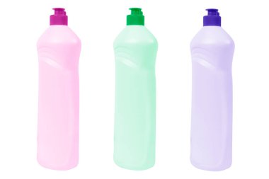 Beyaz arka planda izole edilmiş deterjan temizleyicisi için üç plastik şişe. Kesme yolu ile izole edilmiş plastik şişe. Metin için boş boşluk