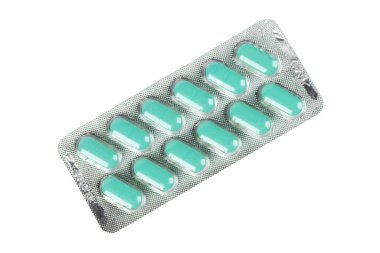 Beyaz arka planda izole edilmiş kabarcık ambalajındaki yeşil haplar yığını. Alüminyum folyo su topladı. İlaç hapları ve uyuşturucular kapanıyor. Sağlık hizmetleri. Haplar arka plan