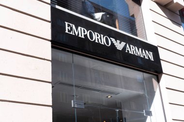 Erevan, Ermenistan, 7 Kasım 2022: Moda mağazasının girişinin üstündeki Emporio Armani şirketinin bayrağı. Emporio Armani logosu.
