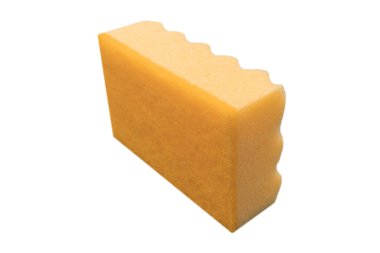 Beyaz arka planda izole edilmiş sarı bir süngerin makro görüntüsü. Yakın çekim dokusu. Sarı çalı süngeri. Sünger dokusu arka planı. Arkaplan için sarı sünger