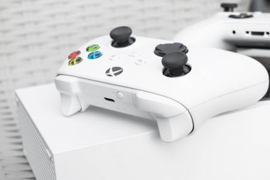 Erevan, Ermenistan, 12 Kasım 2022: Kablosuz oyun konsolu ve Xbox logosuna sahip Xbox konsolu. 