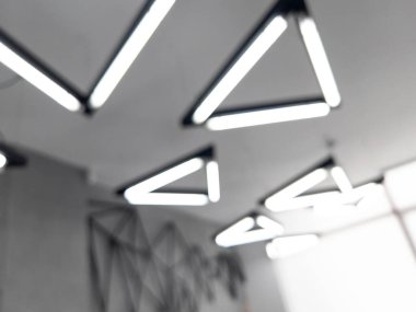 Sergi salonu ya da kongre salonu koridorunun bulanık odaklı bokeh arka planı. Ticaret fuarı modern beyaz iç mimari. Soyut bulanık modern ofis geçmişi