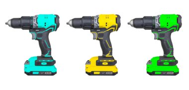 Beyaz arka planda üç kablosuz batarya tornavida matkabı var. Yeni kablosuz tornavida izole edildi . 