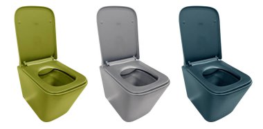 Beyaz arka planda izole edilmiş üç yeni siyah seramik tuvalet. Seramik klozet izole