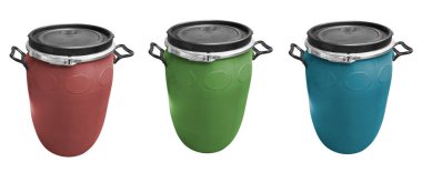 Beyaz arka planda izole edilmiş üç plastik varil. Plastik depolama varili. Beyaza izole edilmiş büyük farklı renkli variller..