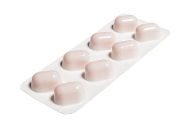 Beyaz arka planda izole edilmiş gümüş kabarcık ambalaj içinde Macro shot tablet yığını. Alüminyum folyo su topladı. Eczane ürünleri. İlaç hapları ve uyuşturucular kapanıyor. Haplar arka plan