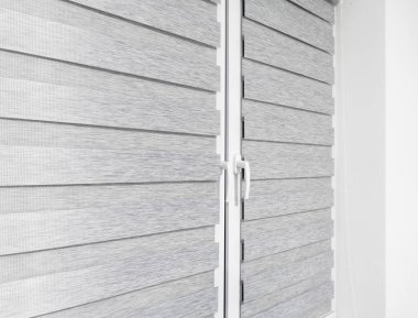 Pencere perdeleri ve perdeler, rulo jaluzi. Plastik ya da alüminyum deklanşör, kapalı ve açık hoparlörler. Ev cephesi Venedik jaluzileri dönüyor